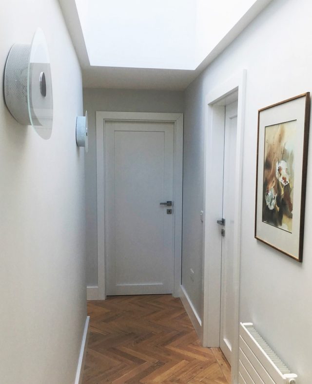 Białe Pełne dębowe drzwi pokojowe w nowoczesnym stylu Okmin - Drzwi CAL