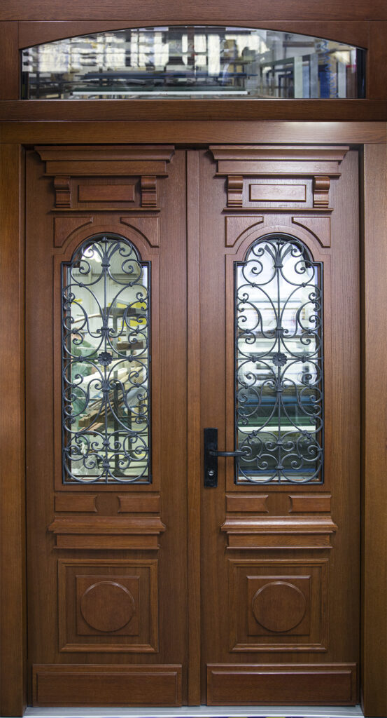 drzwi zewnętrzne z ozdobną kratą
ozdobna krata w drzwiach
drzwi ozdobna krata