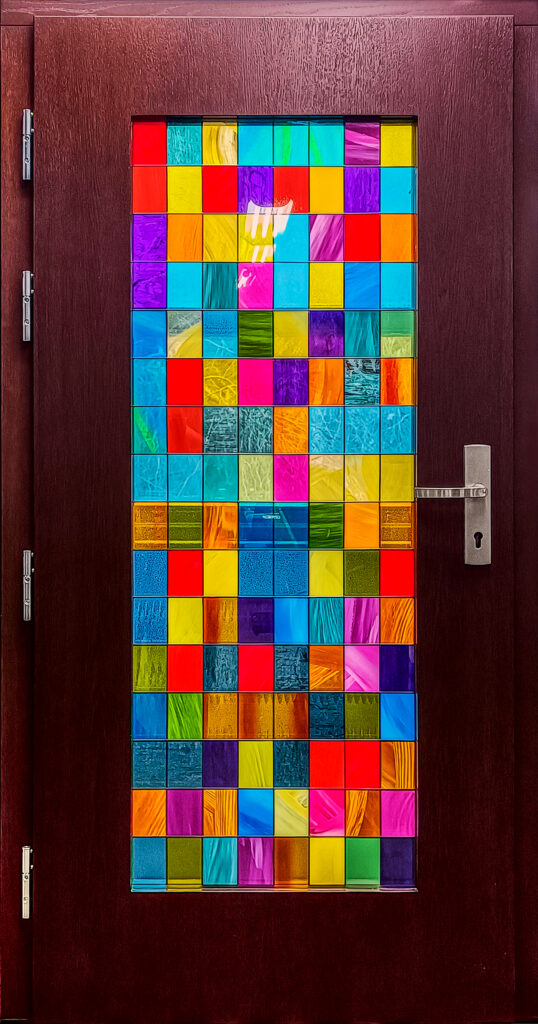 drzwi z kolorowym witrażem