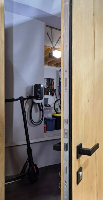 Drzwi między garażem a domem